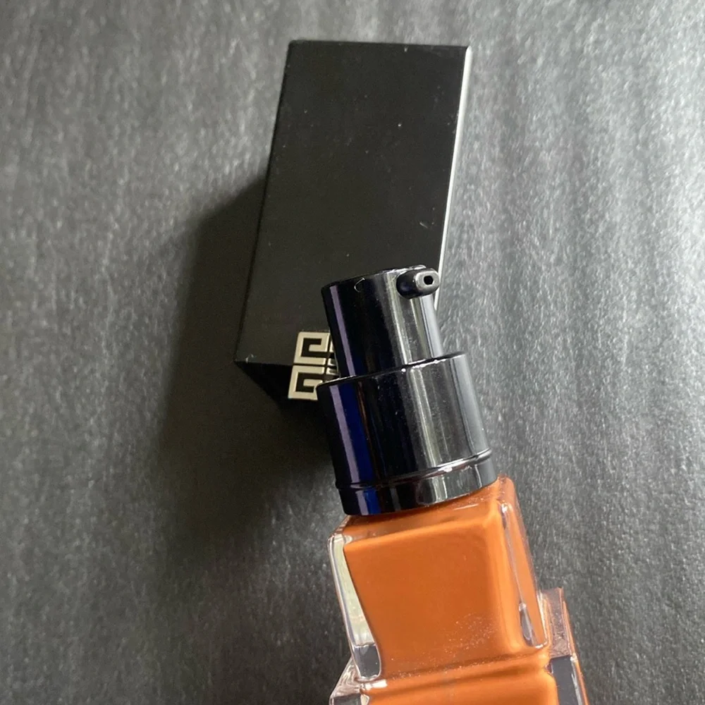 Givenchy Prisme‎ Libre Skin-Caring Glow Foundation 24H Hydration, 6-N480, NWOB